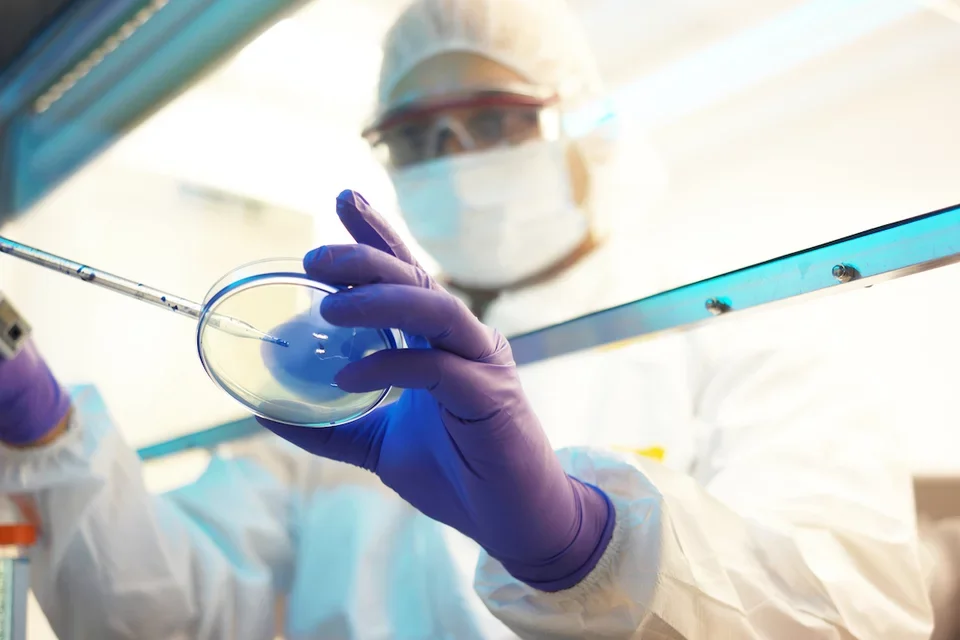 A lab technician conduction a diagnostic test